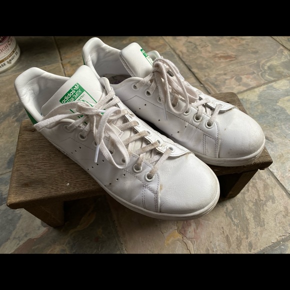Adidas classic Stan Smiths. Size 7 - Picture 1 of 4